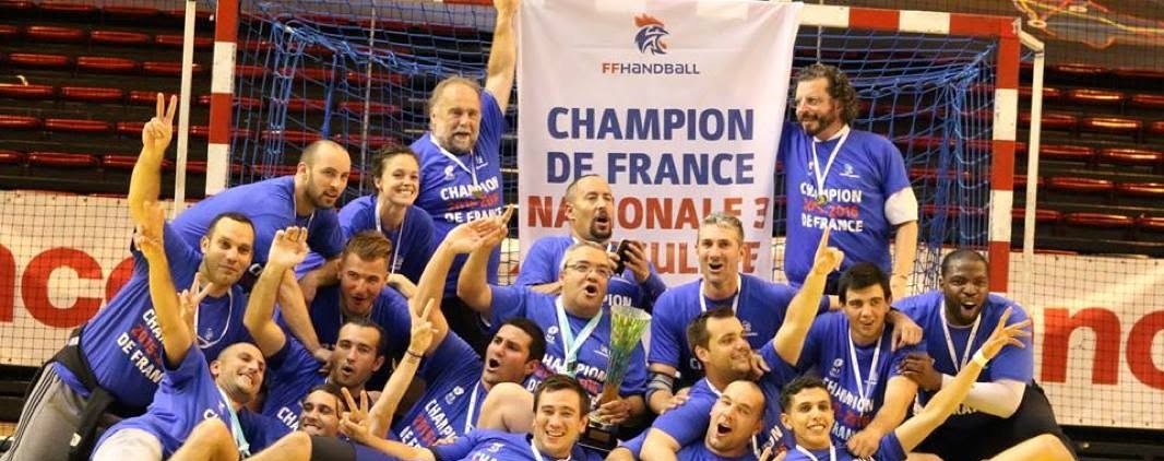 Pauline Michon Alcacer avec l'équipe du Grand Avignon Handball, championne de France de Nationale 3 en 2016