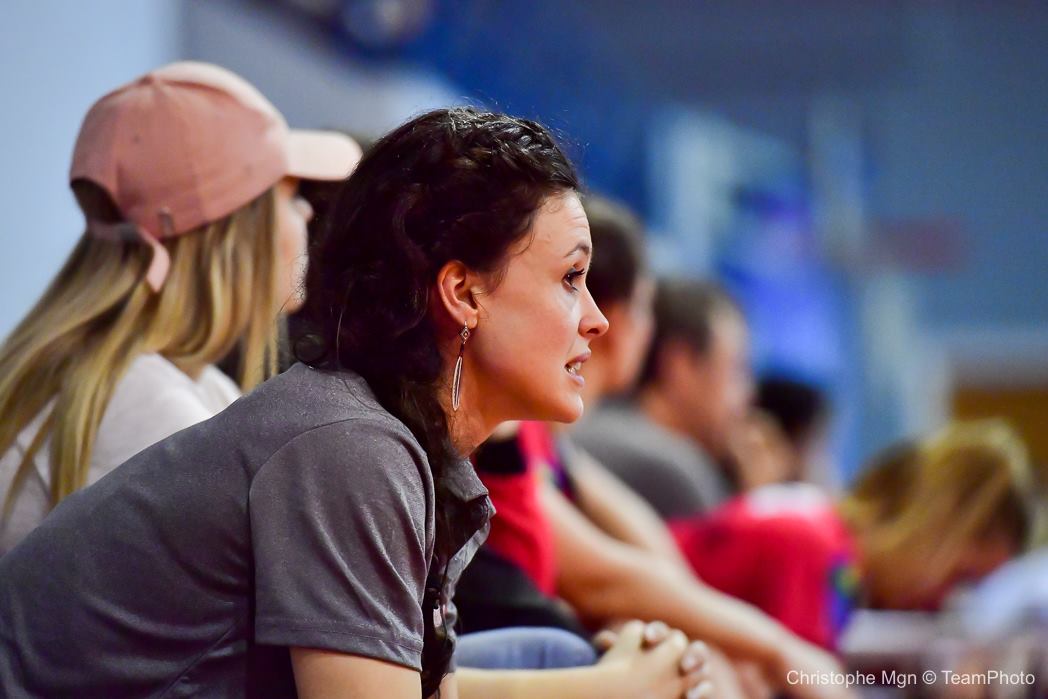 Pauline Michon Alcacer ostéopathe analyste sur le terrain de handball